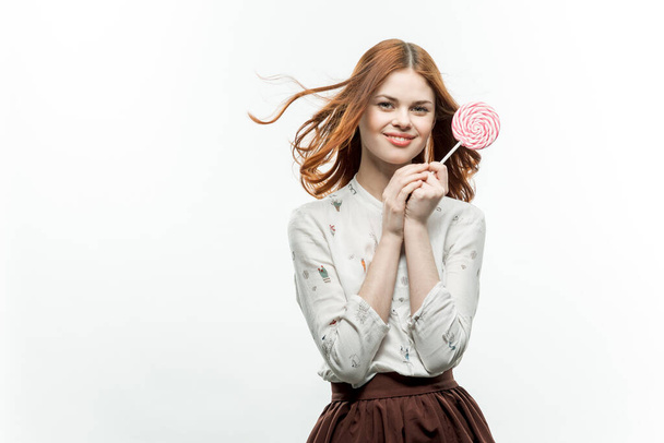 お菓子の感情の手に赤い髪のきれいな女性 - 写真・画像