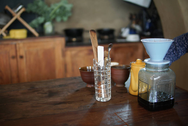 a barista kávét készít kávéfőzővel és csepegtető kannával. Csöpögő őrölt kávé szűrővel - Fotó, kép