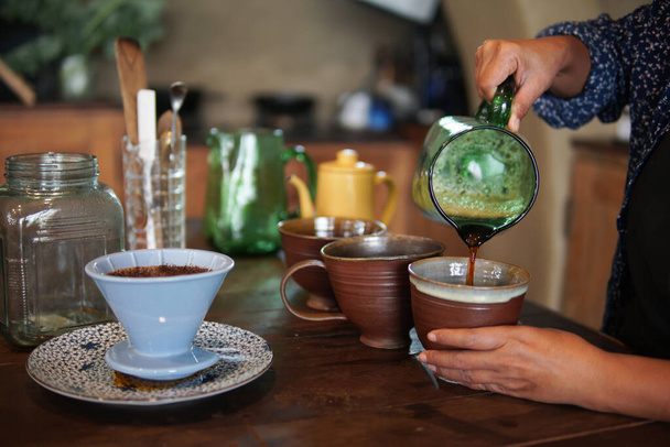 barista preparar café com cafeteira e chaleira gotejamento. Dripping café moído com filtro - Foto, Imagem