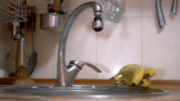 Druppels water vallen in de gootsteen van de keukenkraan of mixer. Home Keuken. - Video