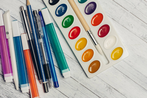 farba kolorowe ołówki uchwyty drewniane tło tekstury - Zdjęcie, obraz