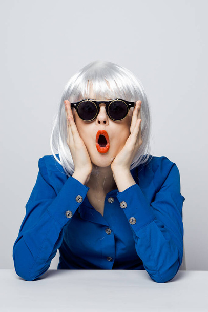 élégante femme en perruque blanche rouge lèvres lunettes de soleil luxe émotions Studio - Photo, image