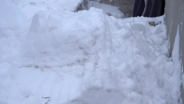 Πετώντας ένα μεγάλο σωρό χιόνι με ένα φτυάρι το βράδυ - Πλάνα, βίντεο