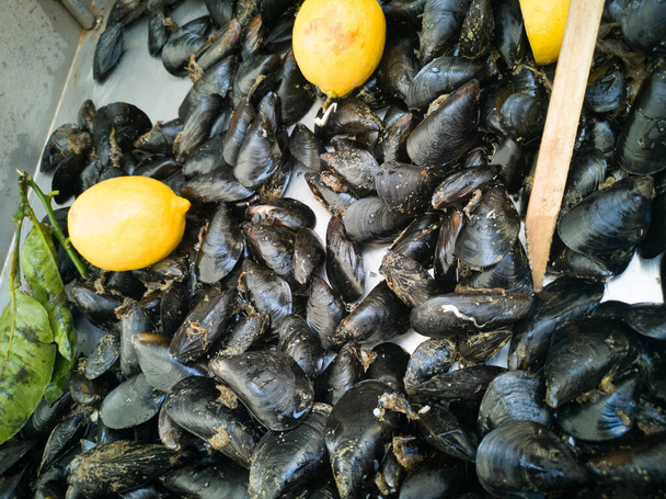 Mussels with lemon in open seamarket, Napoli - Photo, Image