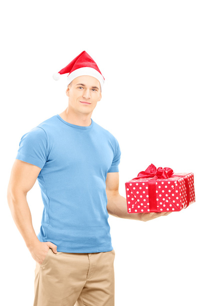 άνθρωπος με το καπέλο Χριστουγέννων κρατώντας δώρο - Φωτογραφία, εικόνα