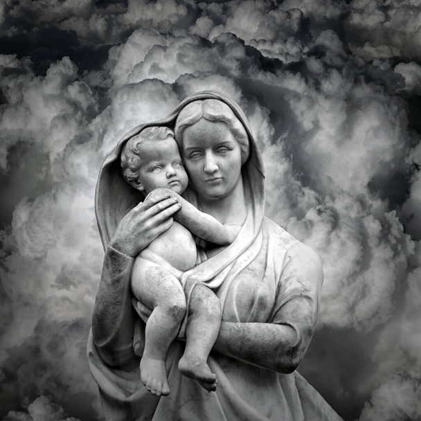 Estatua madre Vigin María llevando al santo niño Jesús en Nubes - Foto, Imagen