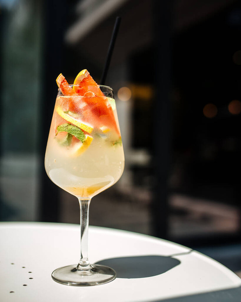 Čerstvý citrusový letní alkoholický koktejl ve sklenici - Fotografie, Obrázek