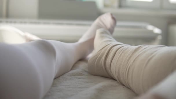 Gros plan de la jambe des femmes dans le plâtre du longet lorsque le tendon d'Achille s'est rompu - Séquence, vidéo