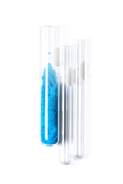 Γαλάζιες νιφάδες χημικών σε δοκιμαστικό σωλήνα, θειικός χαλκός (II). Καλλυντικά χημικά συστατικά σε εργαστηριακό τραπέζι. - Φωτογραφία, εικόνα