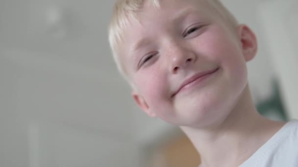 Közelkép, jóképű szőke fiú mosolyog. - Felvétel, videó