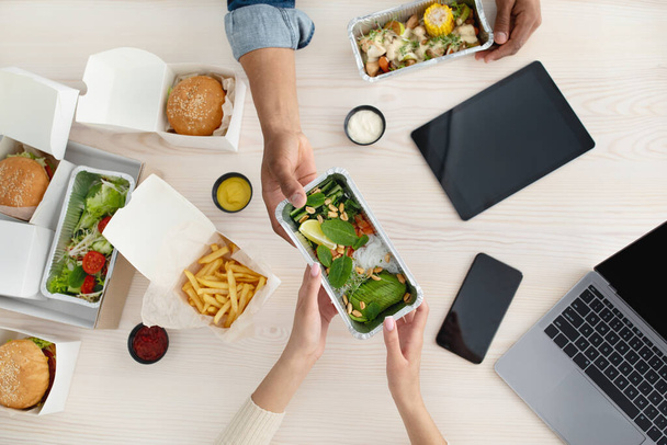 Σύγχρονα gadgets στη δουλειά στο γραφείο ή στο σπίτι, vegan γεύμα takeaway κατά τη διάρκεια covid-19 - Φωτογραφία, εικόνα