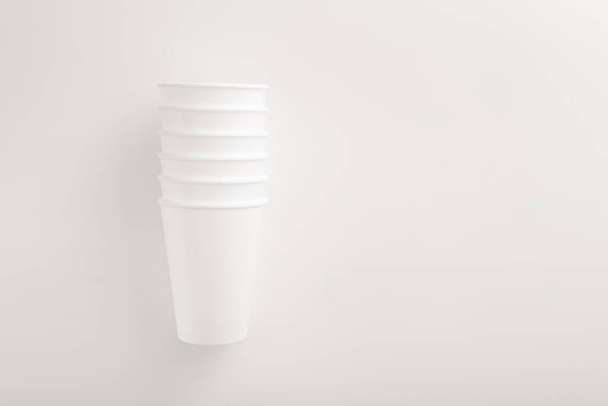 white disposable styrofoam cups on white background with copy space for text. food delivery home delivery business concept. Flat lay. disposable tableware for outdoor recreation. - Zdjęcie, obraz