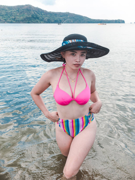 Una filippina radiosa e bella in posa sulla spiaggia. - Foto, immagini
