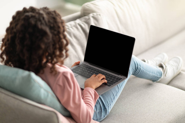 Genç bir kızın dizüstü bilgisayara boş ekranla baktığı, öğretmeniyle veya öğretmeniyle video görüşmesi yaptığı, salgın sırasında internetten ders çalıştığı bir fotoğraf. - Fotoğraf, Görsel