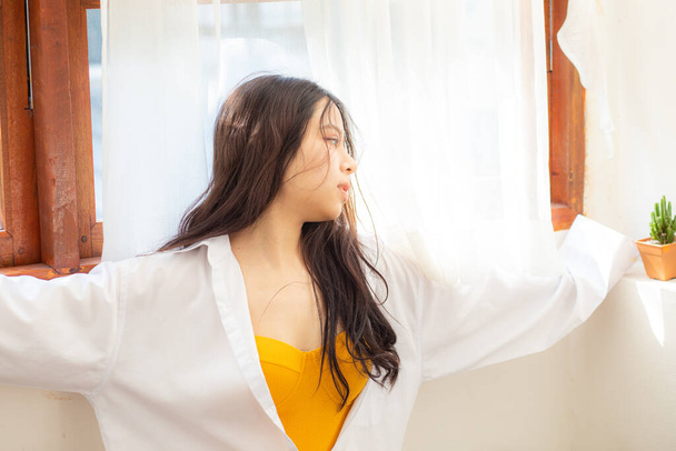 Happy όμορφη γυναίκα άνοιγμα παραθύρων κουρτίνες πρωί ξύπνημα στην κρεβατοκάμαρα - Φωτογραφία, εικόνα