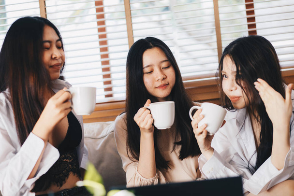 Azji żeńskich przyjaciół korzystających śniadanie trzymać filiżankę kawy w domu razem - Zdjęcie, obraz