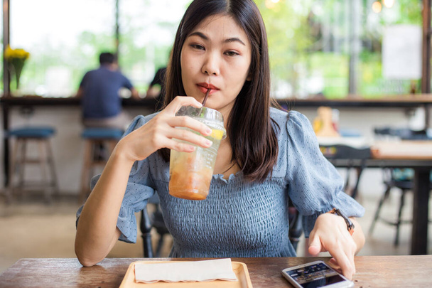 Belle donne bevono tè freddo soda in caffè donne bevanda estiva - Foto, immagini