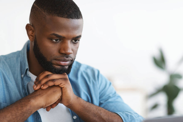 Βαθιές σκέψεις. Πεντηκοστή χιλιετηρίδα Αφροαμερικανός άνδρας ακουμπά το κεφάλι στα χέρια - Φωτογραφία, εικόνα