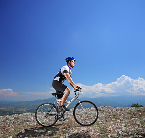 Bicicleta de equitação ciclista masculino
 - Foto, Imagem