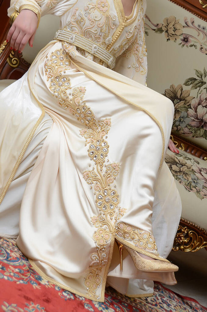 Marokańskie ubrania. Dziewczyna w białym marokańskim kaftanie - Zdjęcie, obraz