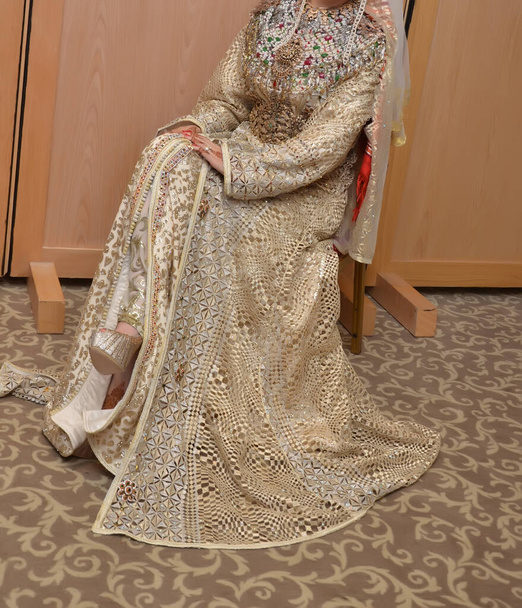 Marokkanische Braut trägt goldenen Kaftan und Schmuck - Foto, Bild