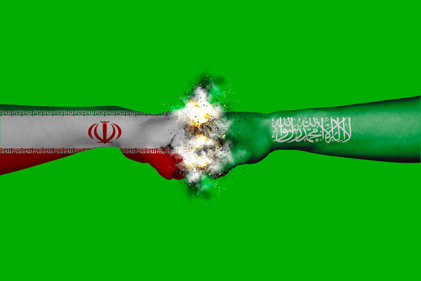 Флаги Саудовской Аравии и Ирана, нарисованные на двух сжатых кулаках лицом друг к другу на зеленом экране / Напряженные отношения между Саудовской Аравией и Ираном концепция - Фото, изображение