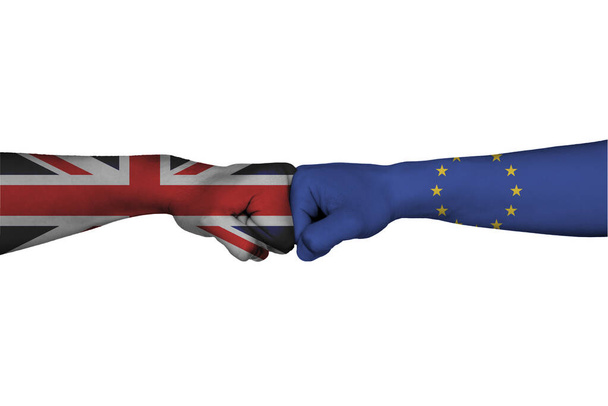 Vlaggen van de Europese Unie en het Verenigd Koninkrijk geschilderd op twee gebalde vuisten tegenover elkaar op witte achtergrond / Tensed relatie tussen de Europese Unie en het Verenigd Koninkrijk - Foto, afbeelding