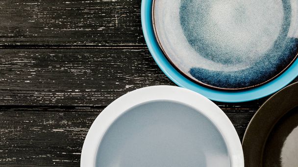 Una serie di piatti e tazze pulite. Ceramica artigianale, ristorazione, ristorante, cibo sano. Spazio per testo. - Foto, immagini