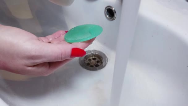 Frau wäscht Schminkbürsten mit Leitungswasser im Waschbecken - Filmmaterial, Video