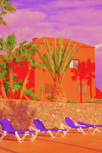 Μόδα τροπική ελάχιστη θέση. Ξενοδοχείο Όραντζ και Παλμ. Μπλε καλοκαιρινός ουρανός. Κανάρια νησιά. Ταξιδιωτική αισθητική ταπετσαρία - Φωτογραφία, εικόνα