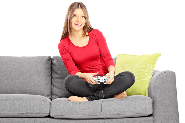 kobieta na kanapie i gry wideo - Zdjęcie, obraz