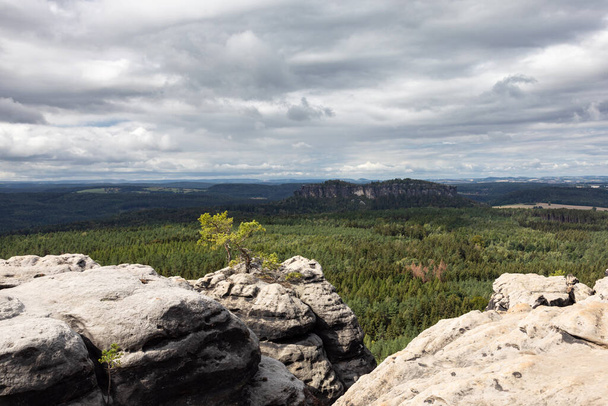Вид на гірський хребет Ельба Санстоун з столовими горами, як це видно з точки зору Гориша, Саксонія, Німеччина. - Фото, зображення