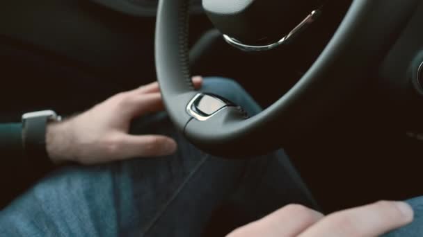 車の中で自動運転や自動操縦モード。電気自動車の未来。運転中に膝をつく男の手 - 映像、動画