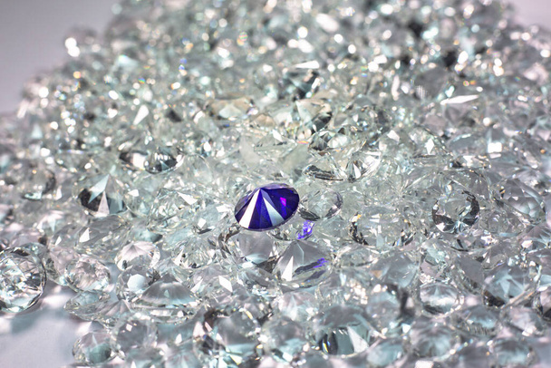 Niebieskie diamenty umieszczane są na stosie białych diamentów i obracają się dalej. wideo 4k rozdzielczość sesji w studi - Zdjęcie, obraz