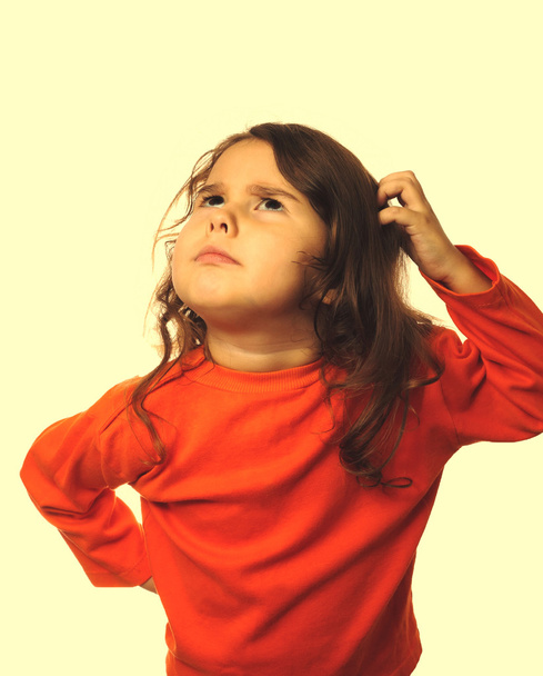 dühös gonosz gyermek göndör lány narancssárga pulóver dühös elszigetelt - Fotó, kép