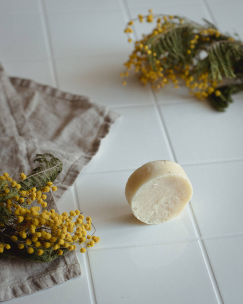 Beyaz fayanslar üzerinde el yapımı bir sabun çubuğu - Fotoğraf, Görsel