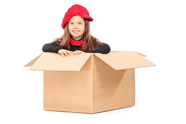 Playful little girl in carton box - Foto, Imagen