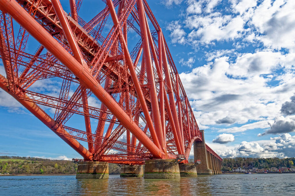 The Forth Rail Bridge at South Queensferry lähellä Edinburgh Lothian - Skotlanti - Yhdistynyt kuningaskunta. Forth Bridge on rautatiesilta Firth of Forthin yli Skotlannin itäpuolella, 9 mailia länteen Edinburghin keskustasta. Valmistui 1890. - Valokuva, kuva