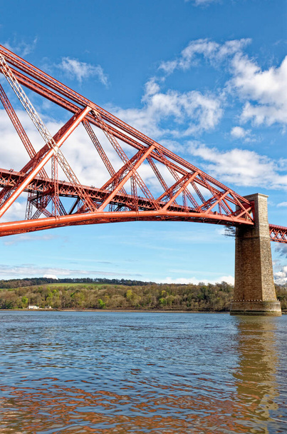 El Forth Rail Bridge en South Queensferry cerca de Edimburgo Lothian Escocia Reino Unido. El Forth Bridge es un puente ferroviario en voladizo que cruza el Firth of Forth en el este de Escocia, a 9 millas al oeste del centro de Edimburgo. Completado en 1890. - Foto, Imagen