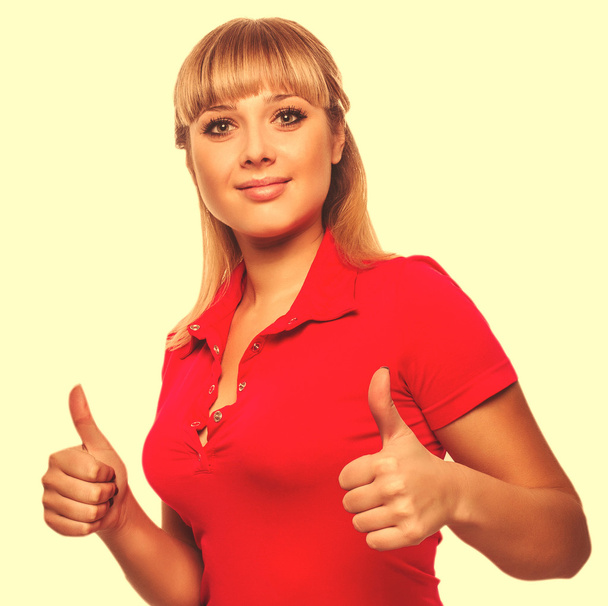 Fille femme heureuse jeune montre signe positif pouces oui, en rouge sh
 - Photo, image