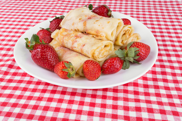 Pfannkuchen mit Kirschmarmelade und Erdbeeren - Foto, Bild