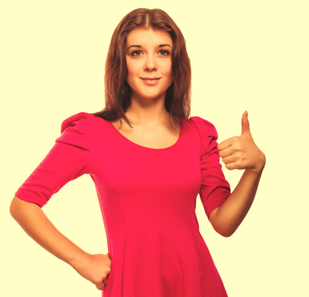 Jeune fille femme signe positif pouces oui en robe rose isolé
 - Photo, image