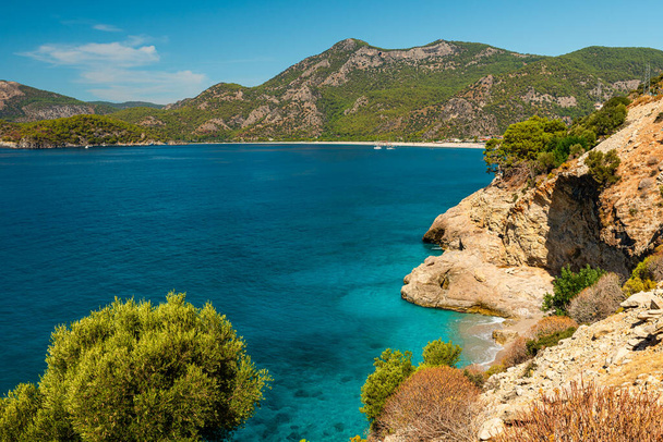 Krásná pláž s modrou vodou v blízkosti města Oludeniz na pobřeží regionu Mugla v Turecku. Cíl cesty - Fotografie, Obrázek