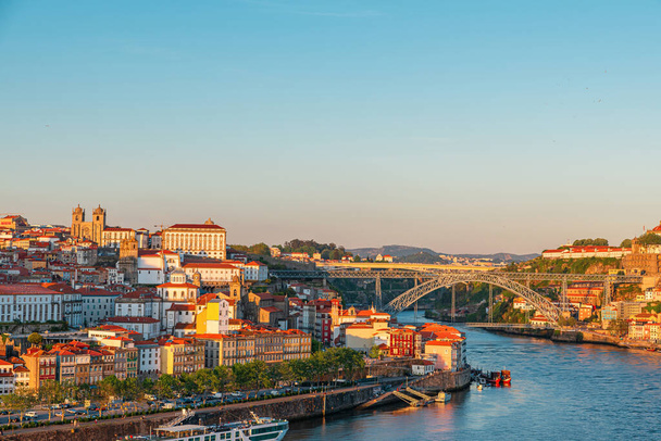 Légi kilátás Porto belvárosában és a Douro folyó a Dom Luis híd Portugáliában naplementekor. Utazási hely - Fotó, kép