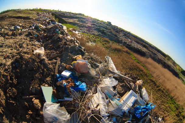 Montón de basura y residuos plásticos en el vertedero contaminación
 - Foto, Imagen