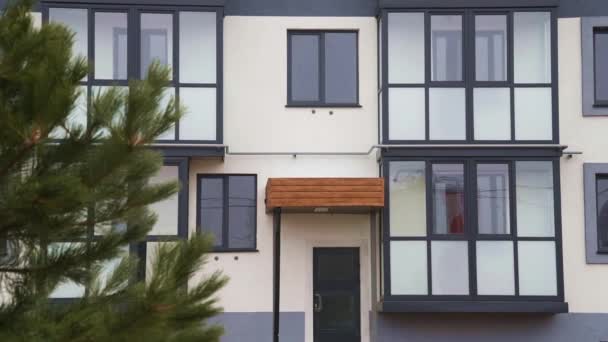 Mehrfamilienhäuser im High-Tech-Stil sind in unserer Zeit sehr beliebt - Filmmaterial, Video