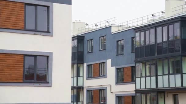 Apartman épületek a high-tech stílus elég népszerű a mi időnkben - Felvétel, videó