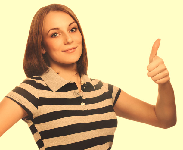 Portrait femme heureuse jeune fille montre des pouces signe positif oui
, - Photo, image