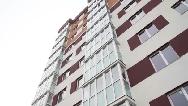 Na parede do novo edifício residencial há varandas e janelas de apartamentos - Filmagem, Vídeo