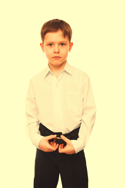 Серьезный блондин белый мальчик 8 лет в рубашке и брюках Busi
 - Фото, изображение